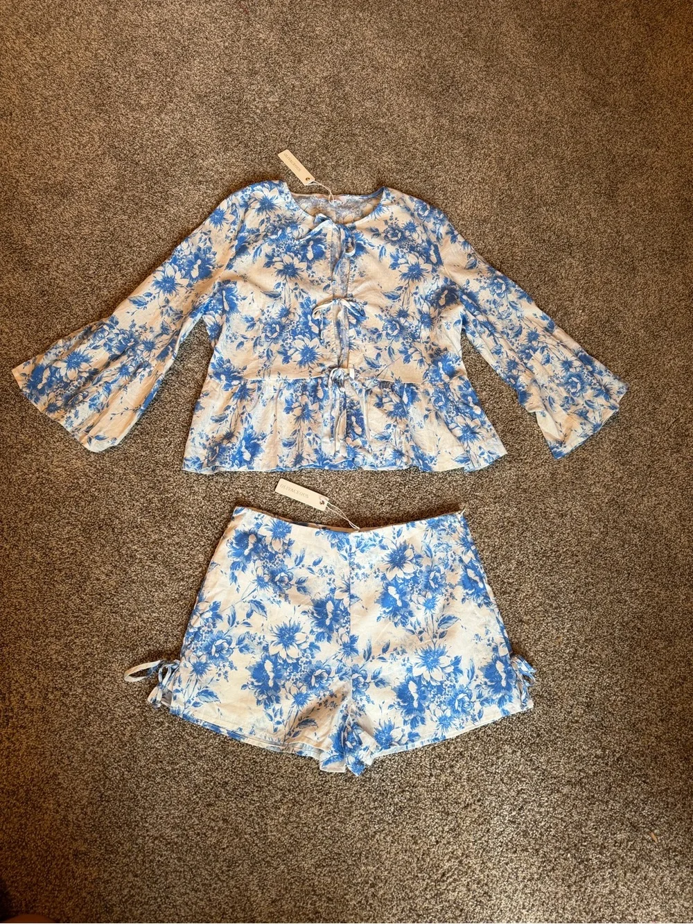 NWT Olivaceous Blue and White Floral Two-Piece Set Top & Shorts Sz L 100% Cotton - Picture 1 of 16